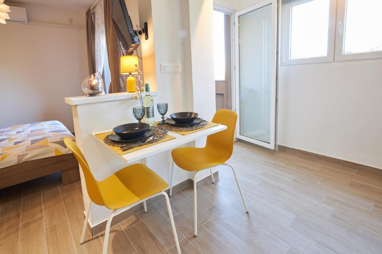 Yellow Apartament *