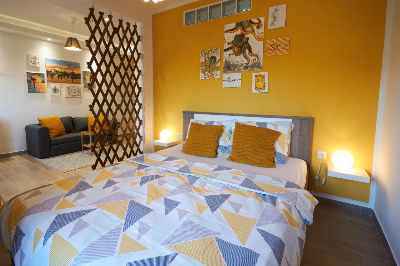 Apartment Yellow *
